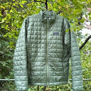 Patagonia men’s nano puff jacket hemlock green medium spring 2022